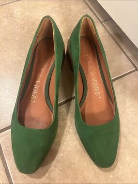 Chelsea & Violet 7.5 Green Suede Pointed-Toe heels
